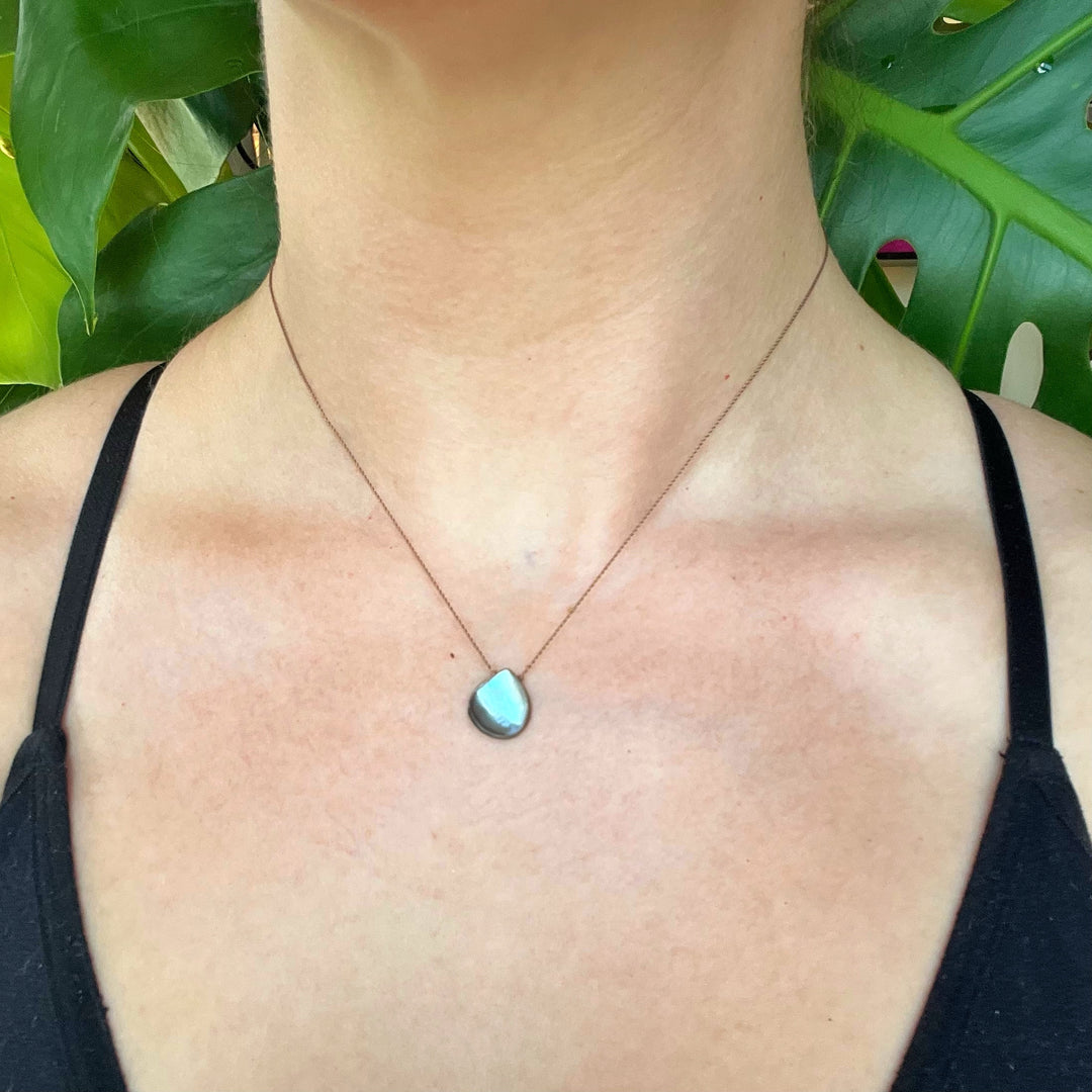 LIGHT ABALONE CORD NECKLACE